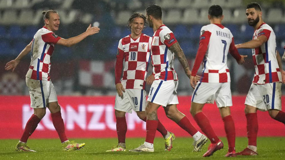 Modric celebra con sus compañeros su gol a Eslovaquia.