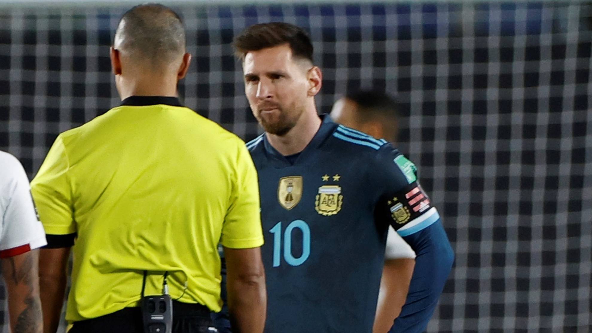 Leo Messi mira al colegiado brasileño Wilton Sampaio durante el choque entre Argentina y Perú