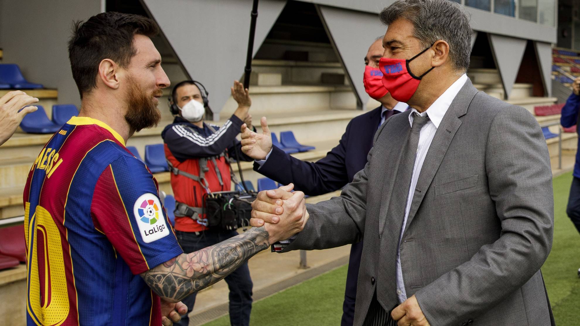 Leo Messi y Joan Laporta se saludan en la ciudad deportiva del Bara