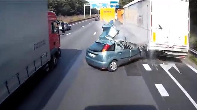 Coche - Camion - Accidente - Salida autovia