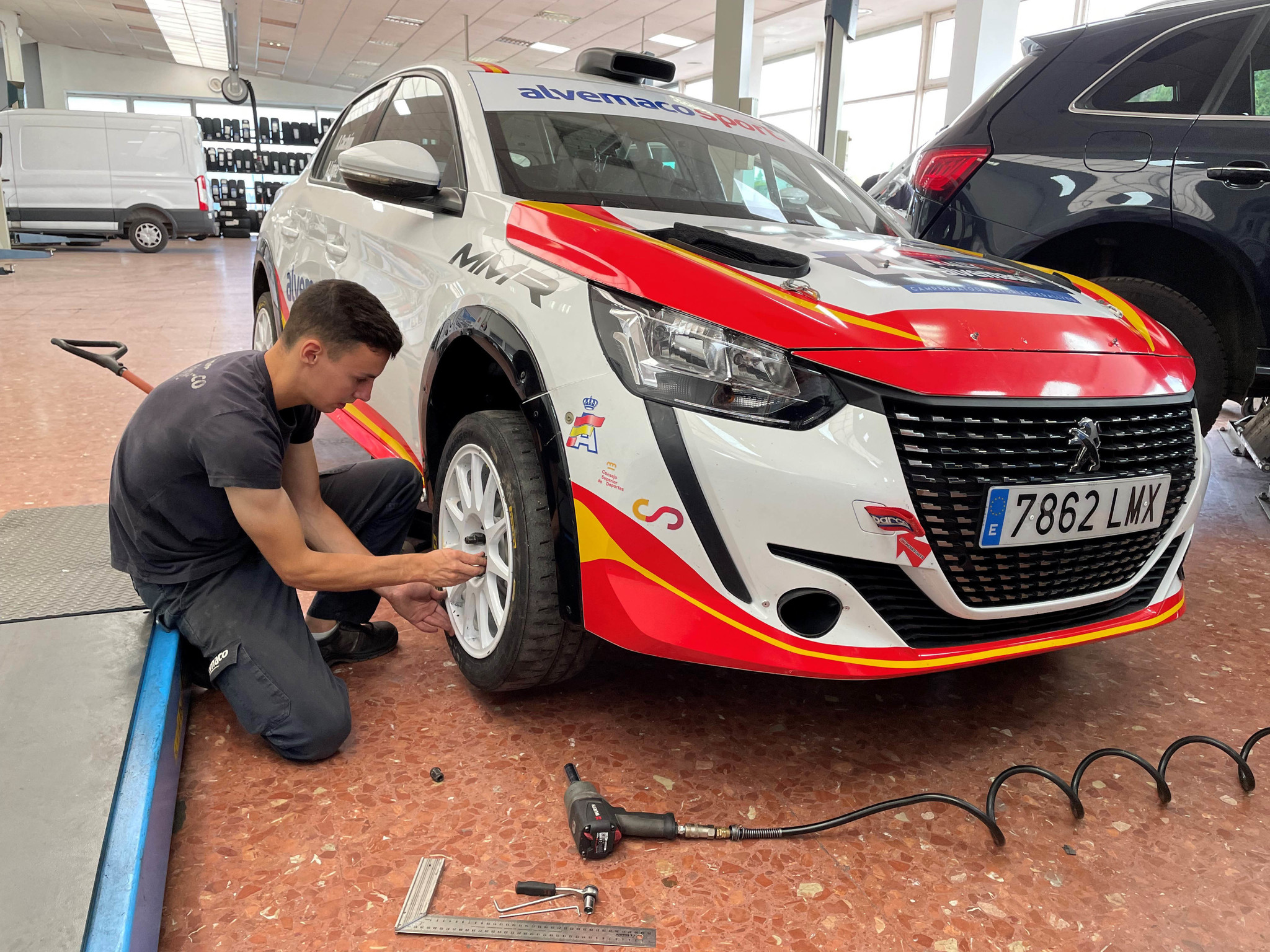 Alejandro Cachn, preparando su Peugeot 208 Rally4 en el taller del Grupo Alvemaco donde trabaja como mecnico.