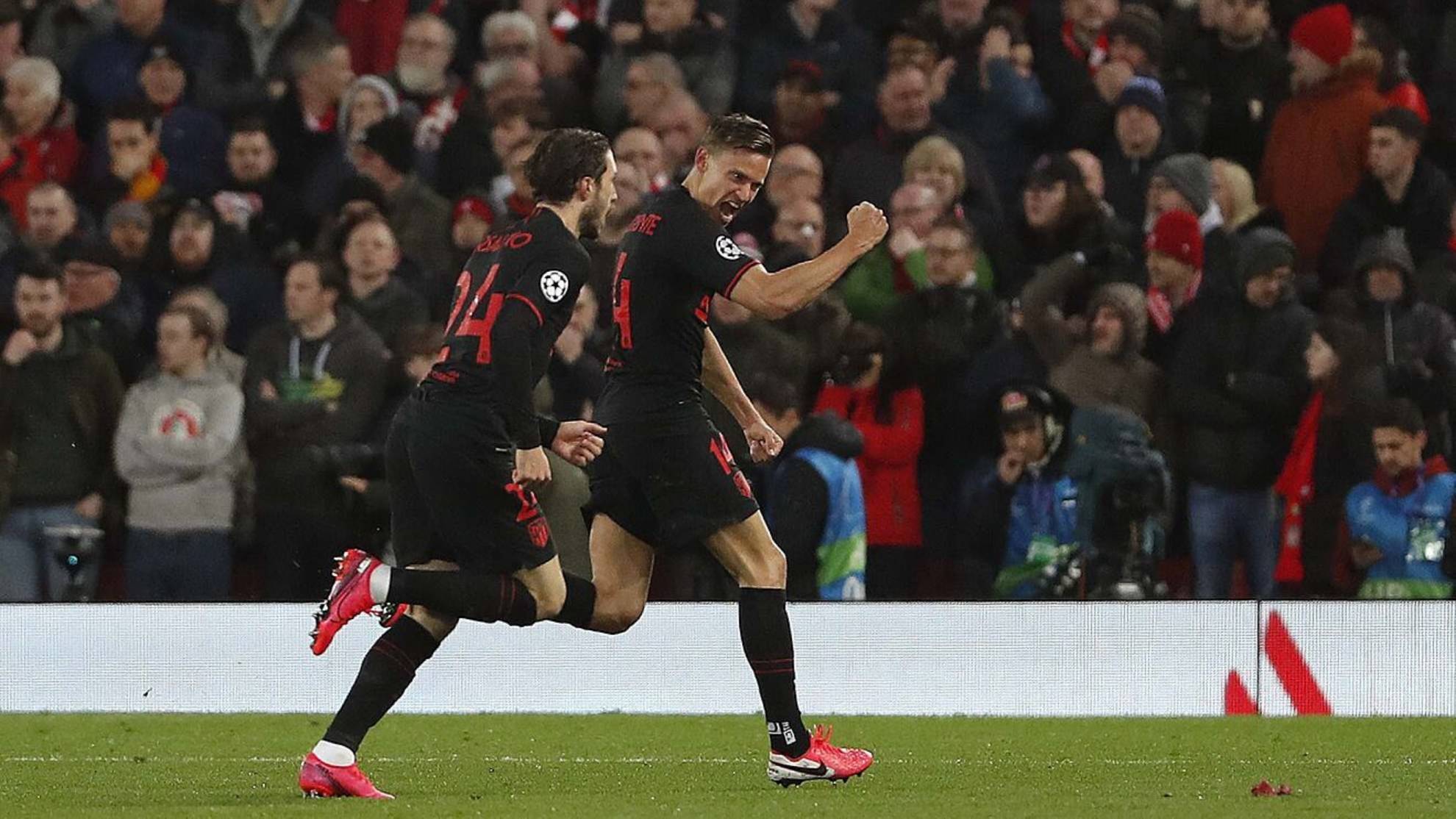 Llorente celebra uno de sus goles en Anfield.