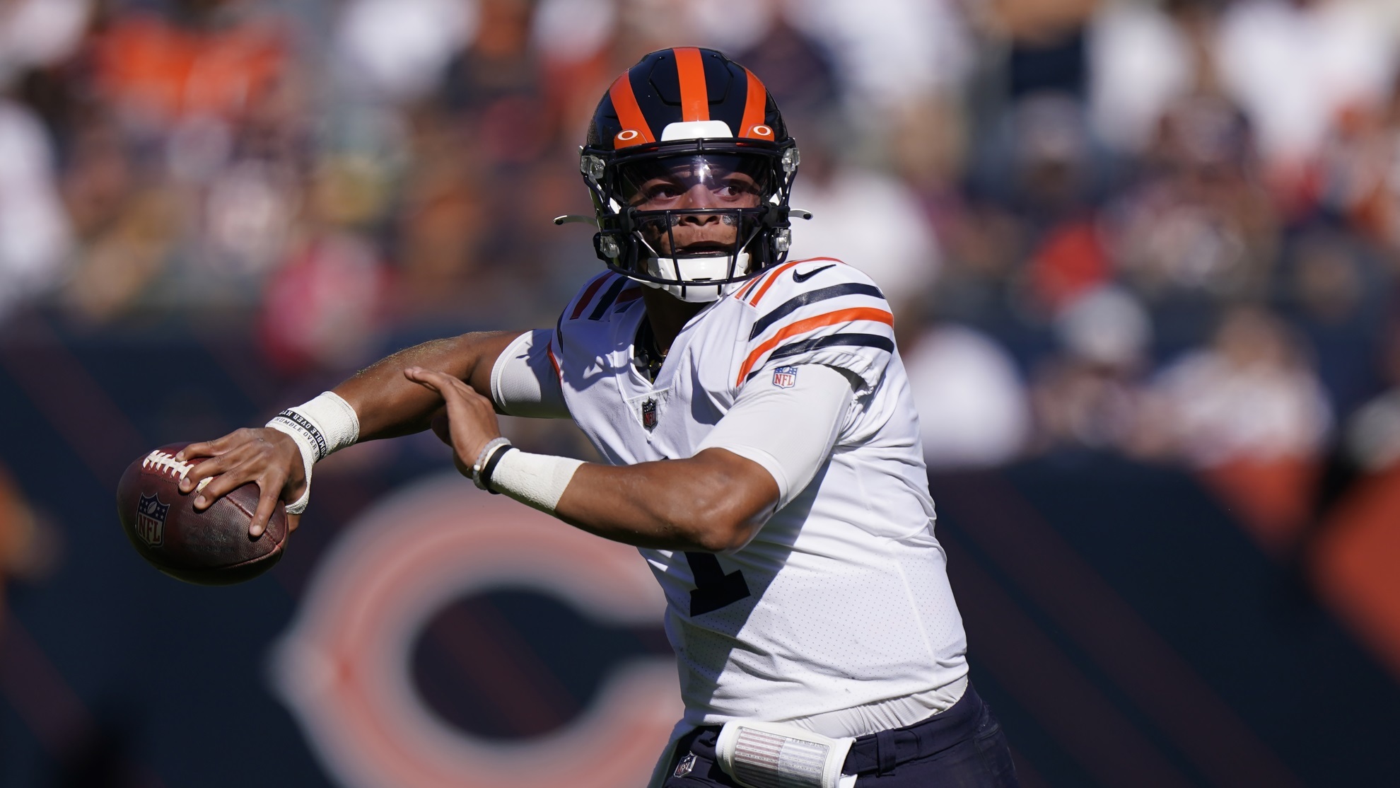 Chicago Bears quarterback Justin Fields passes during the first half.