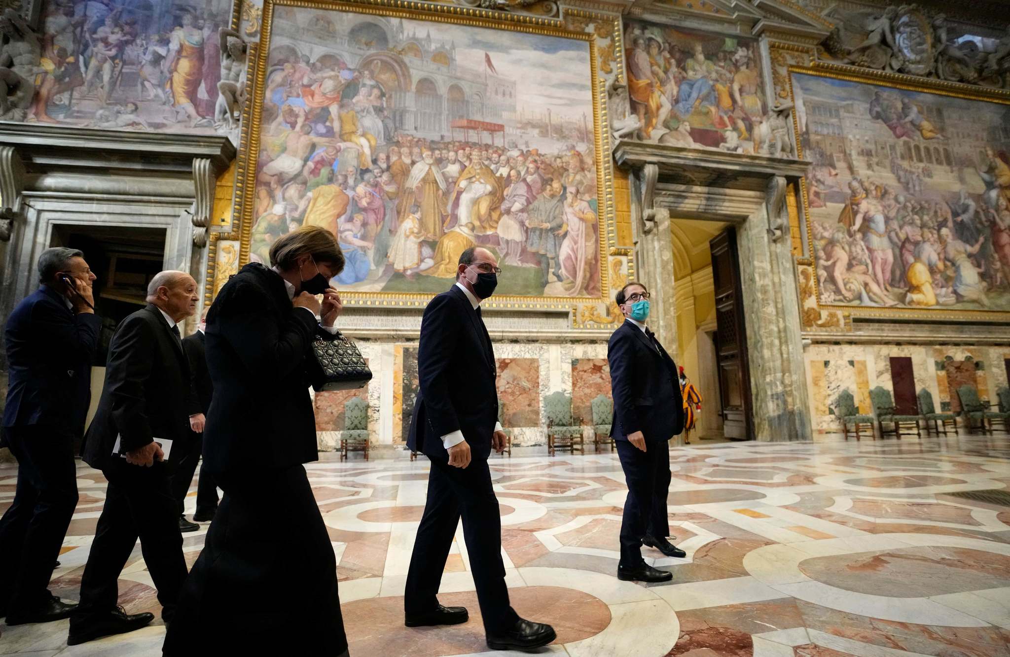 Jean Castex visita la Capilla Sixtina durante su encuentro con el Papa.