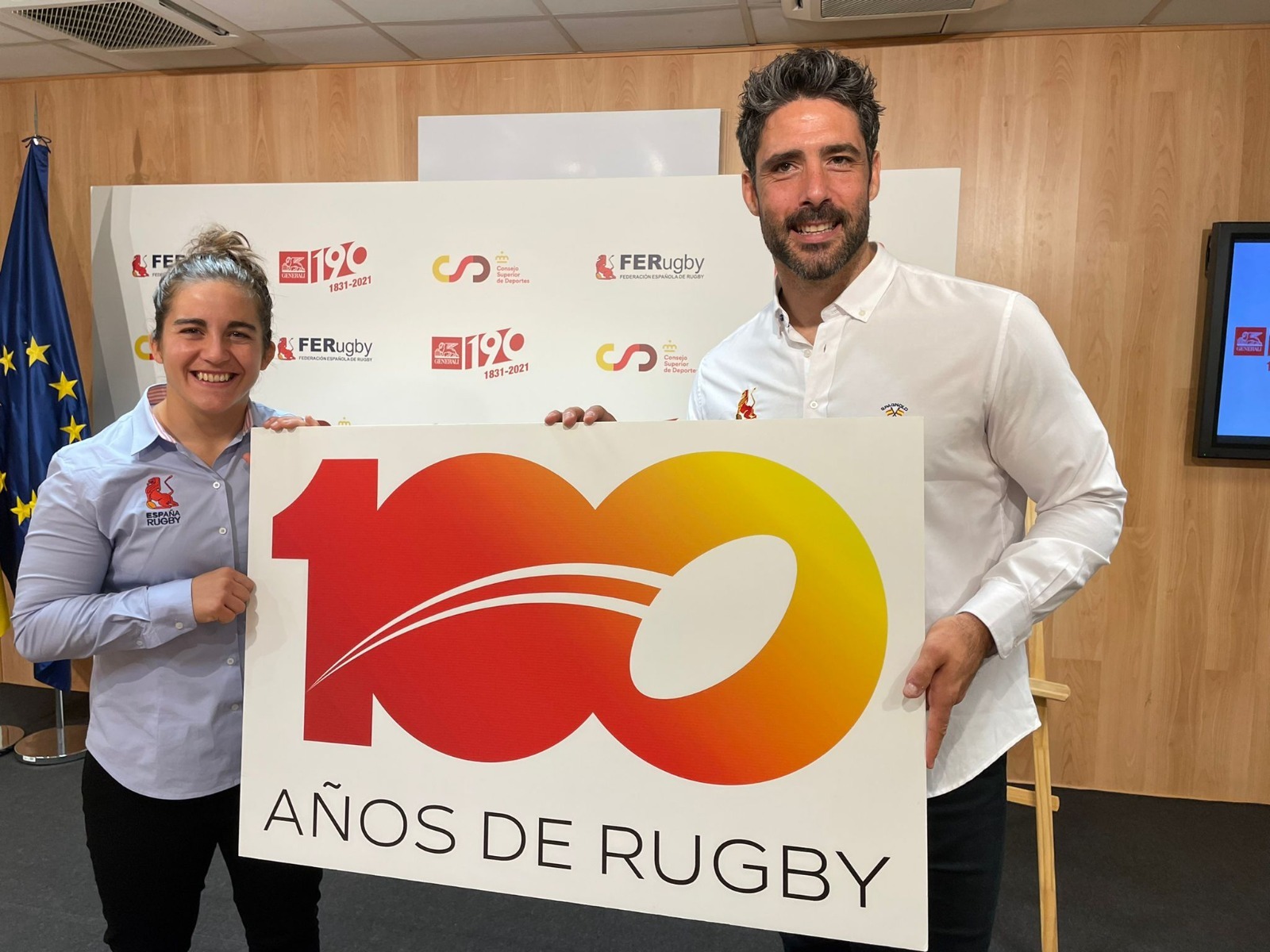 Patricia Garca y Jaime Nava, con el Logo del Centenario del rugby espaol