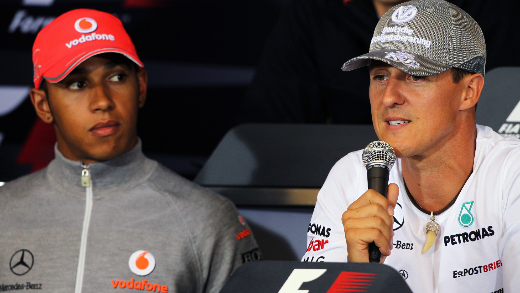 Schumacher habla ante los medios, con Hamilton al lado.