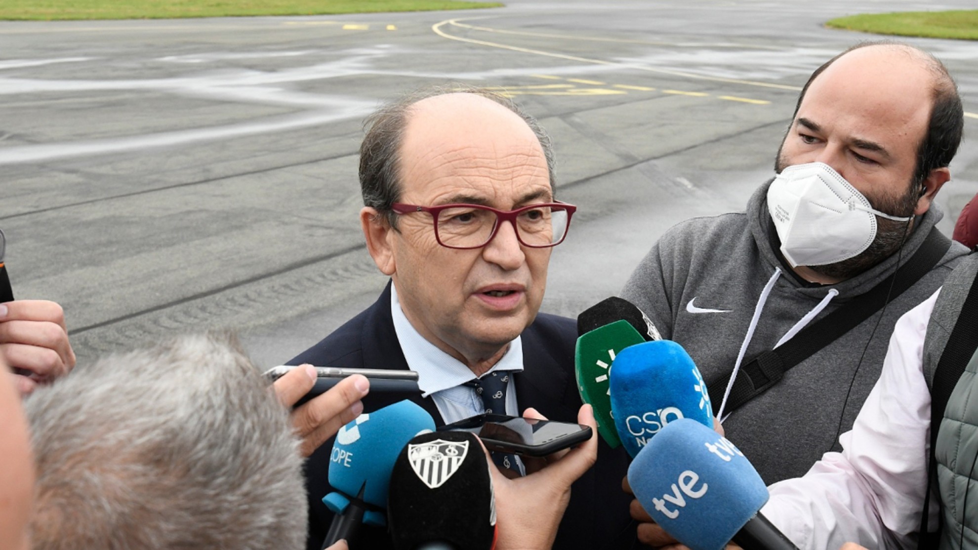 El presidente del Sevilla, en el aeropuerto de Lille.