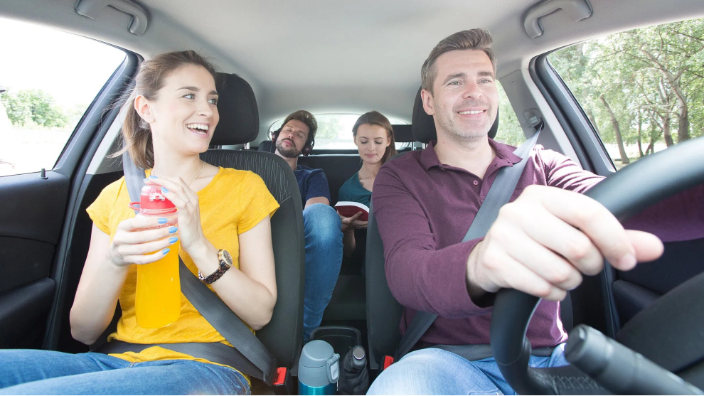 Cuatro usuarios de BlaBlaCar comparten coche durante un viaje.