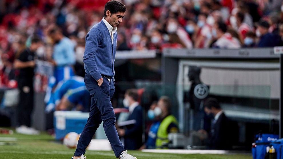 Marcelino, pensive during a match in San Mamés.