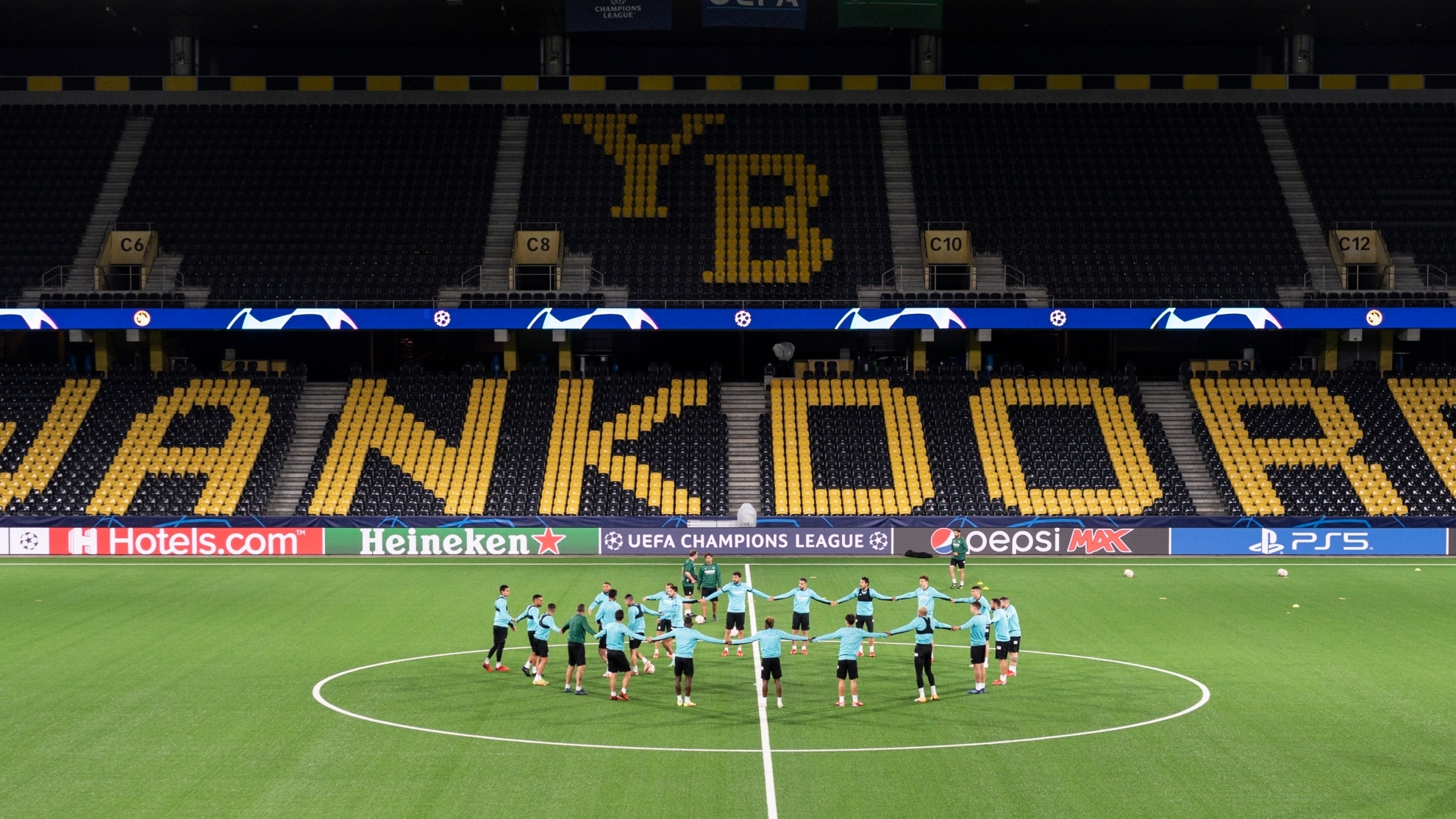 El Villarreal inicia el entrenamiento sobre el csped artificial del estadio Wankdorf, del Young Boys