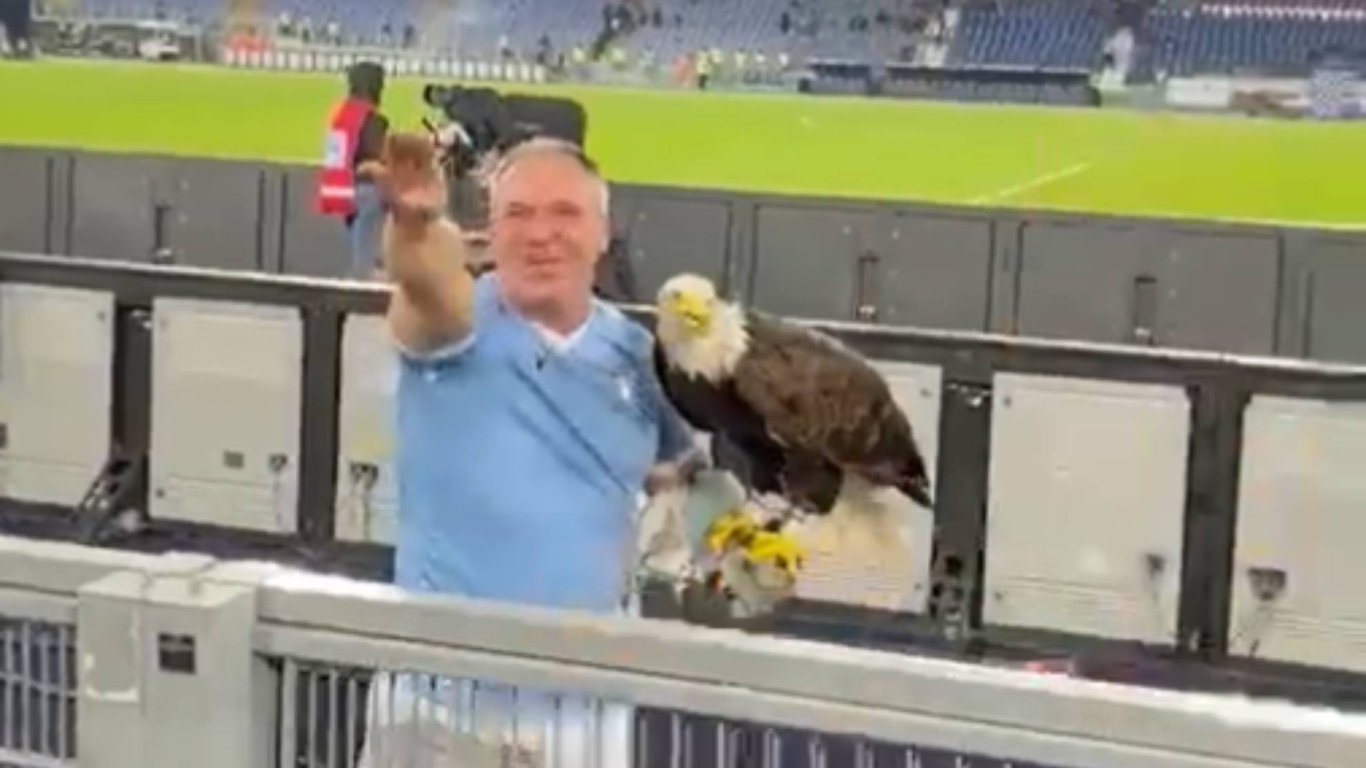 El adiestrador español del águila del Lazio, captado realizando gestos fascistas