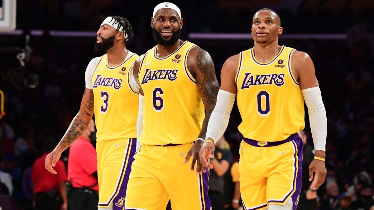 Anthony Davis, LeBron James y Russell Westbrook,en un partido de los Lakers.
