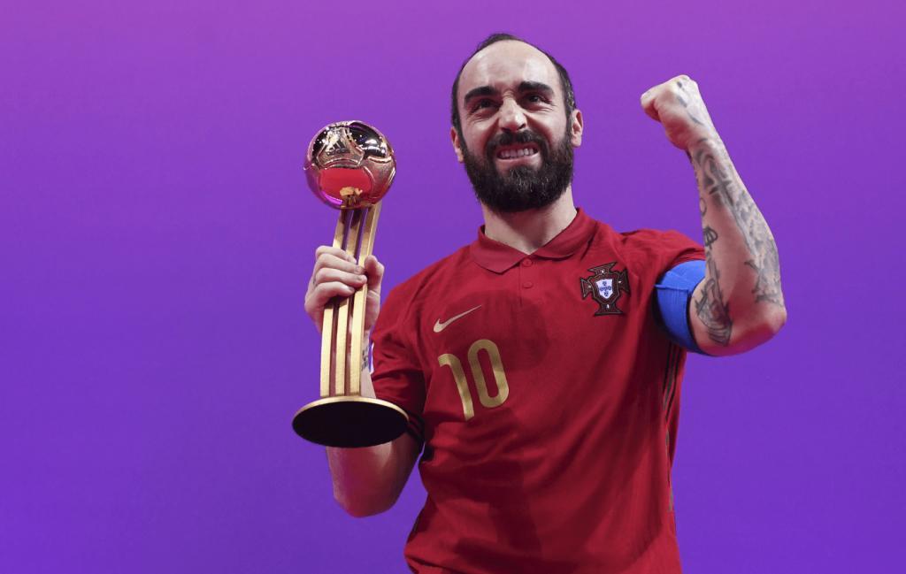 Ricardinho, con el trofeo al mejor jugador del pasado Mundial