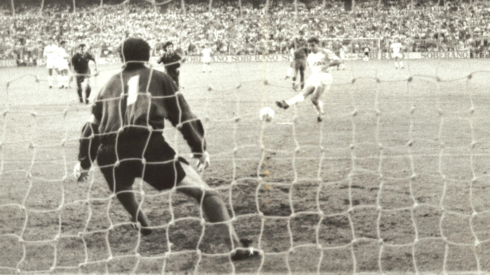 Butragueño lanza un penalti en la 90-91, que Zubizarreta despejaría en la portería del Barcelona.