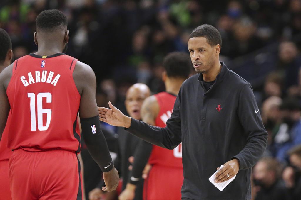 Stephen Silas, entrenador de los Rockets, saluda a Usman Garuba durante un partido.