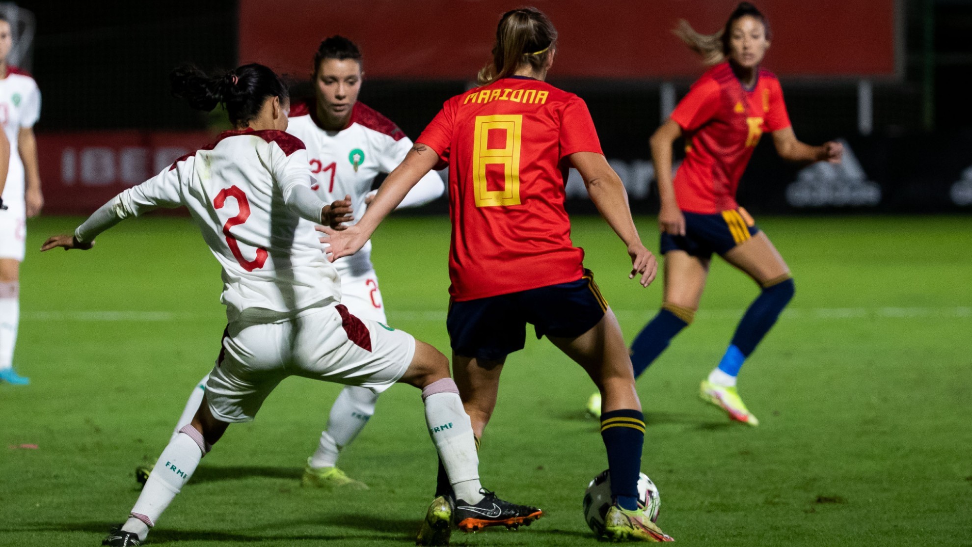 Marioa Caldentey puja por un balón ante una jugadora de Marruecos.