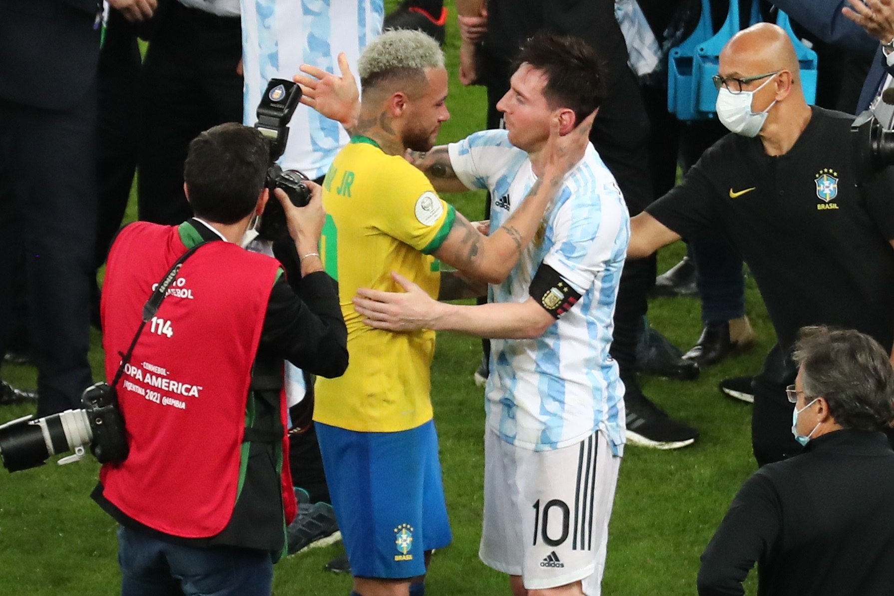 Messi y Neymar durante el duelo entre Brasil y Argentina.