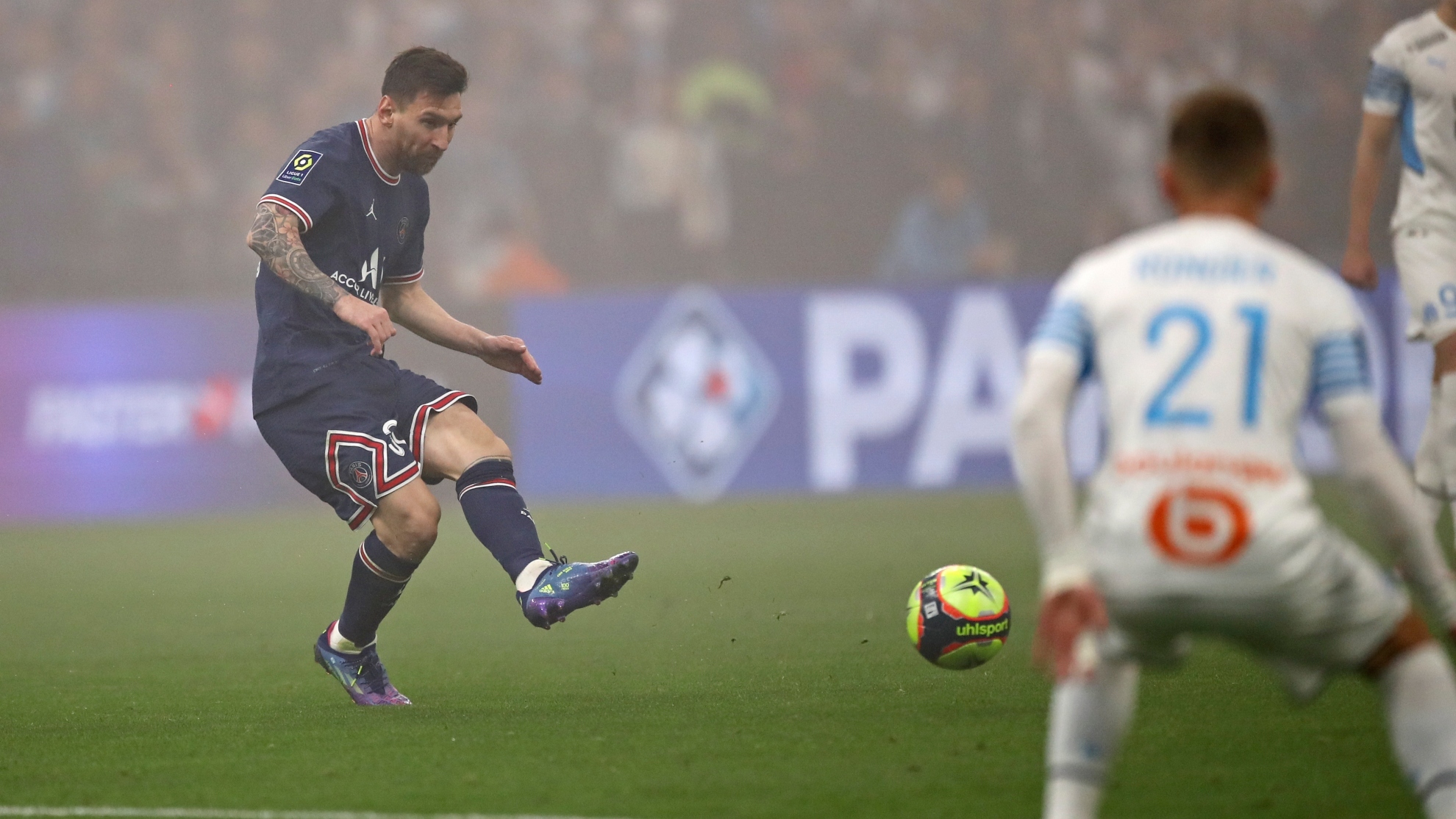 Leo Messi, ante la defensa del Olympique de Marsella.