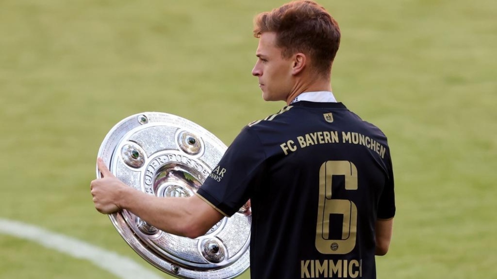 Kimmich con el trofeo de la ltima Bundesliga del Bayern de Mnich.