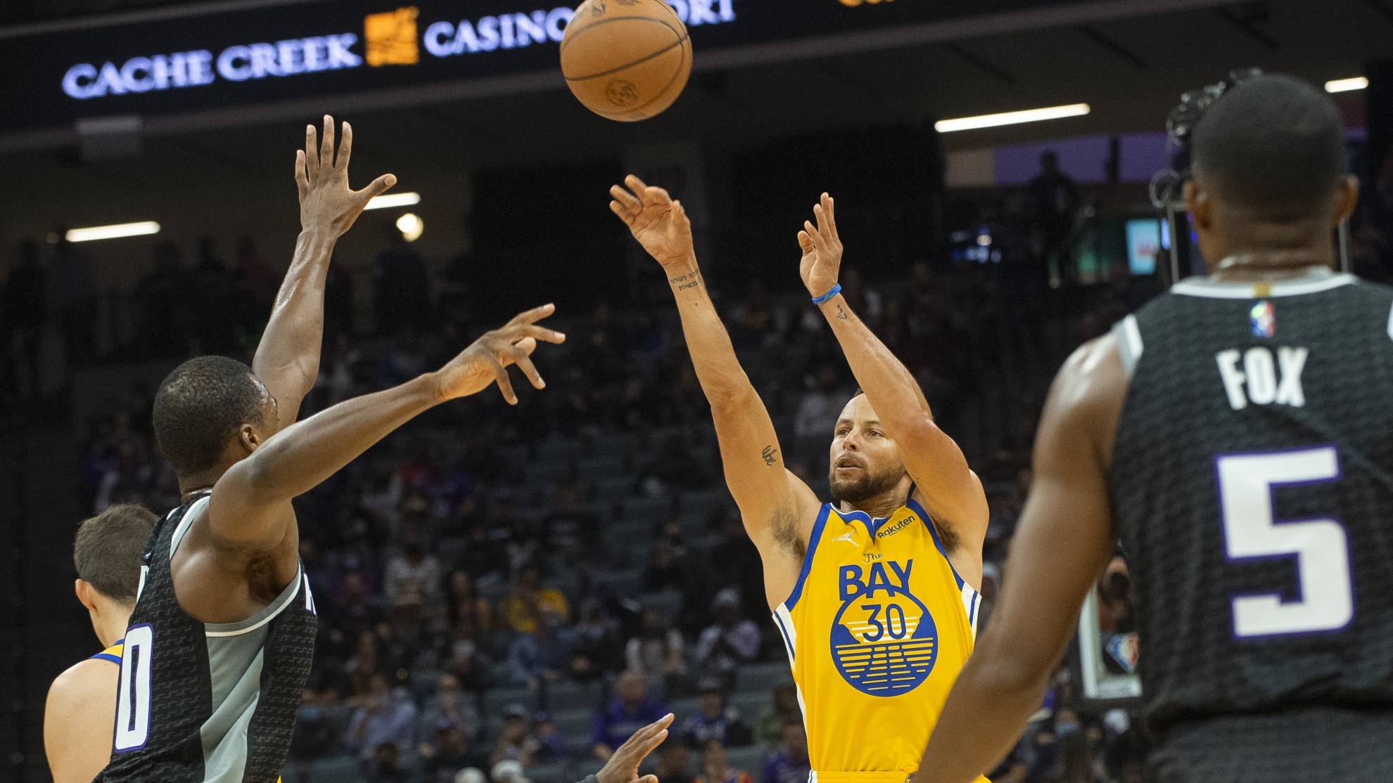 Golden State Warriors guard Stephen Curry (30) shoots against the Sacramento Kings.