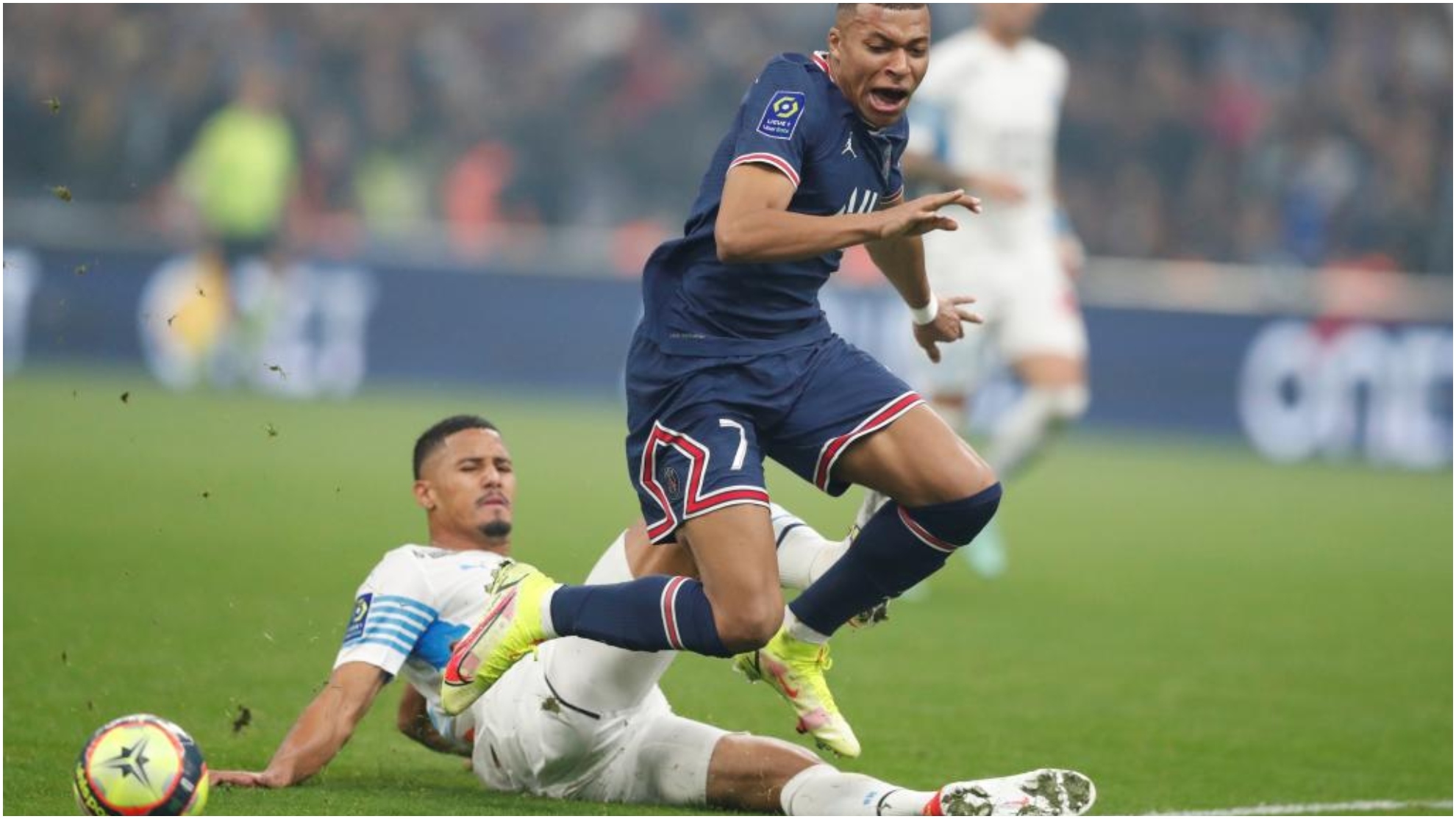 William Saliba roba el balón a Mbappé en la jugada decisiva del Marsella-PSG.