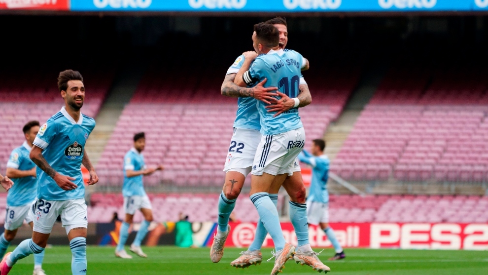 Santi Mina e Iago Aspas celebrando un gol ante el Barça el año pasado.