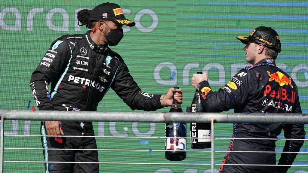 Hamilton y Verstappen, se felicitan en el podio de Austin.