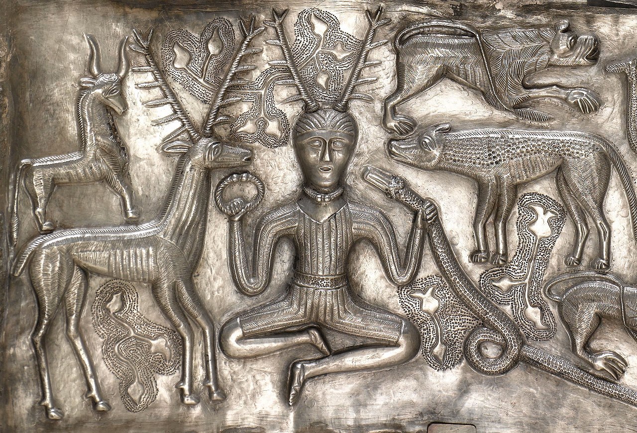 El dios celta Cernunnos, tocado con cuernos. En ocasiones es tambin, en partel animal