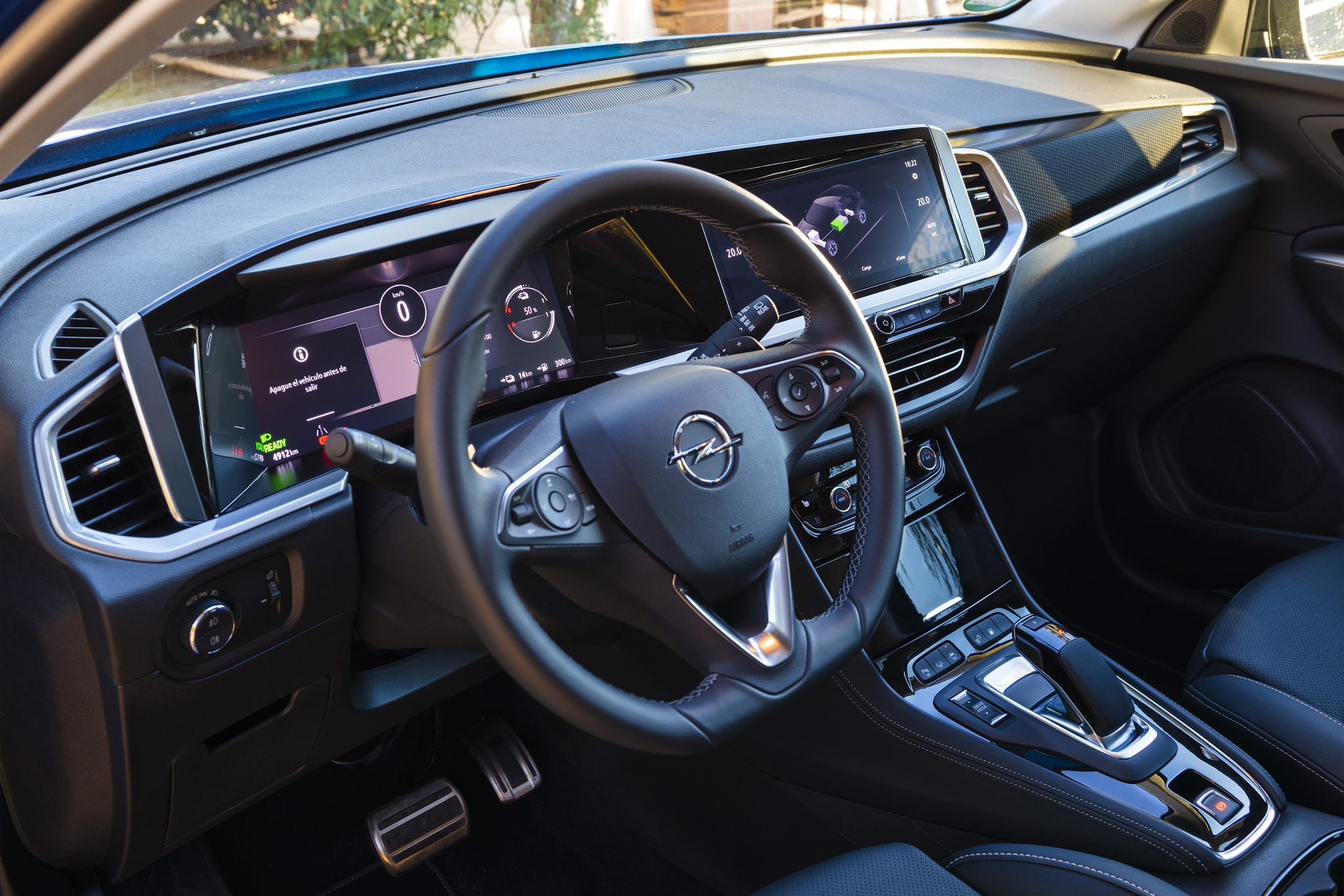 El interior es lo más renovado, presidido por el Opel Pure Panel ya introducido en el Mokka.