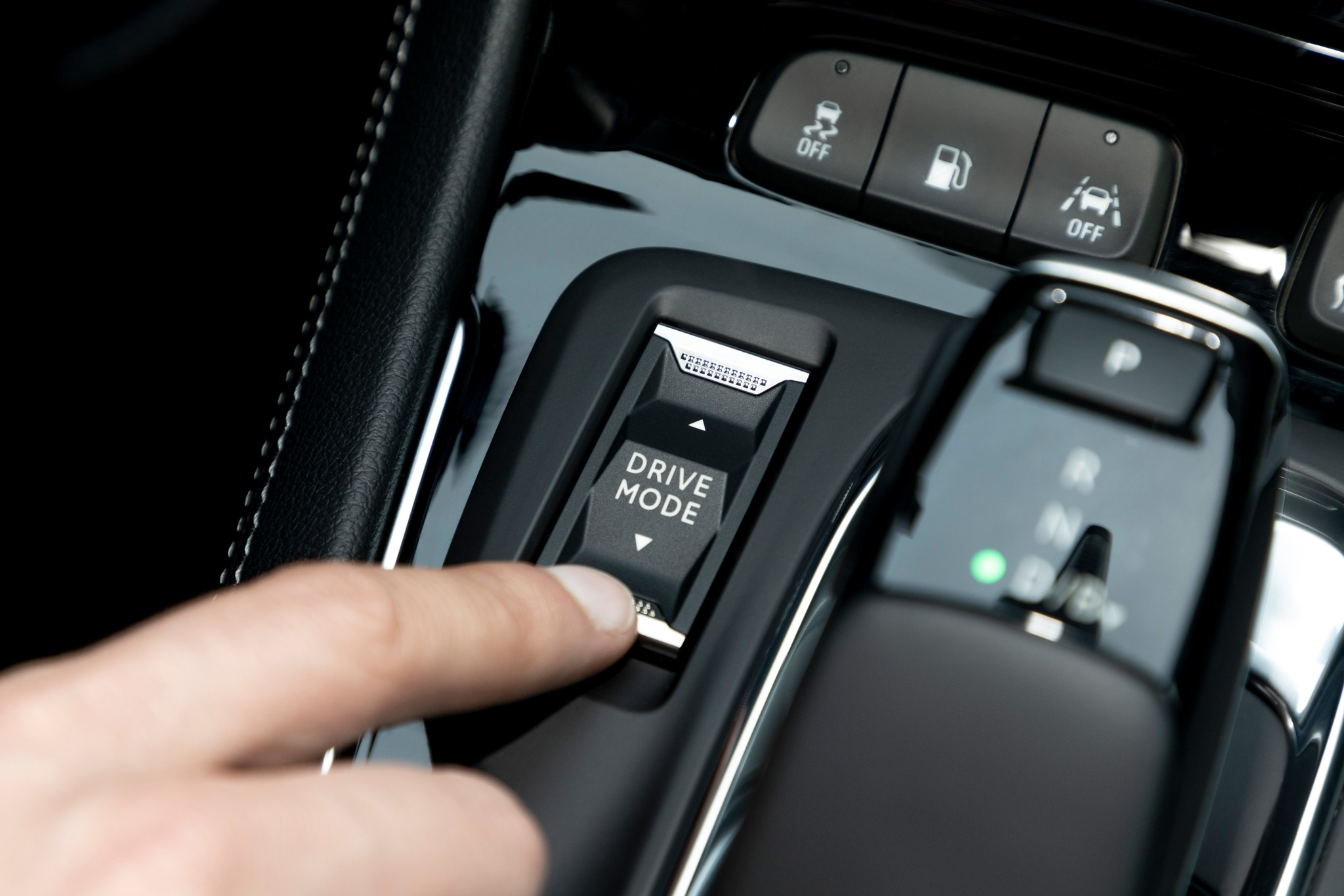 Los modos de conducción Electric, Hybrid, Sport (y 4x4 en su caso)  se seleccionan con este botón en la consola central.