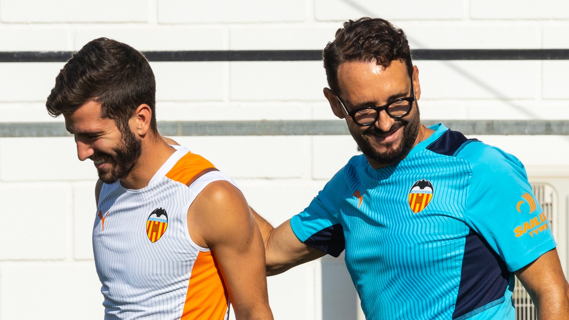 Bordalás, together with Gayá, in a Valencia training session.