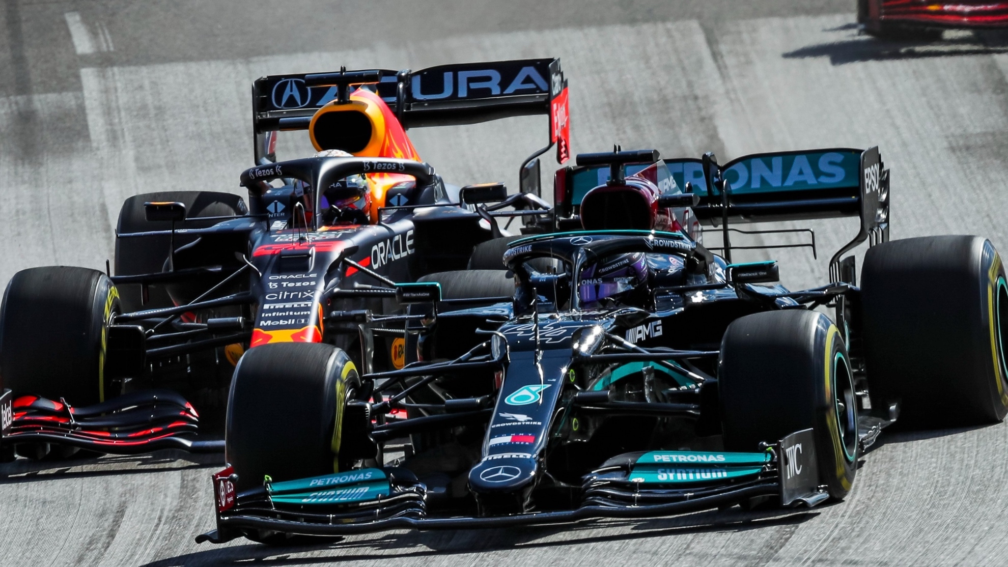 Lewis Hamilton y Verstappen en la primera curva del Gran Premio de Estados Unidos