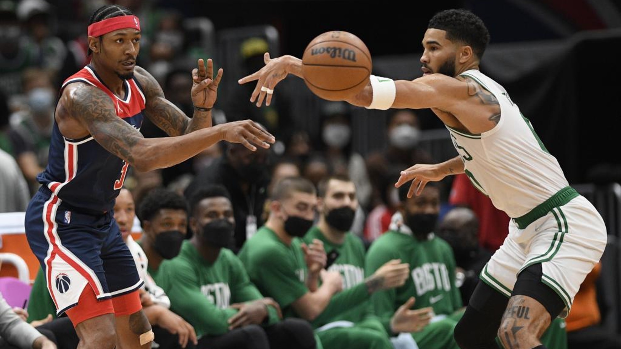 Tatum intenta interceptar un pase de Beal en un partido entre Wizards y Celtics.