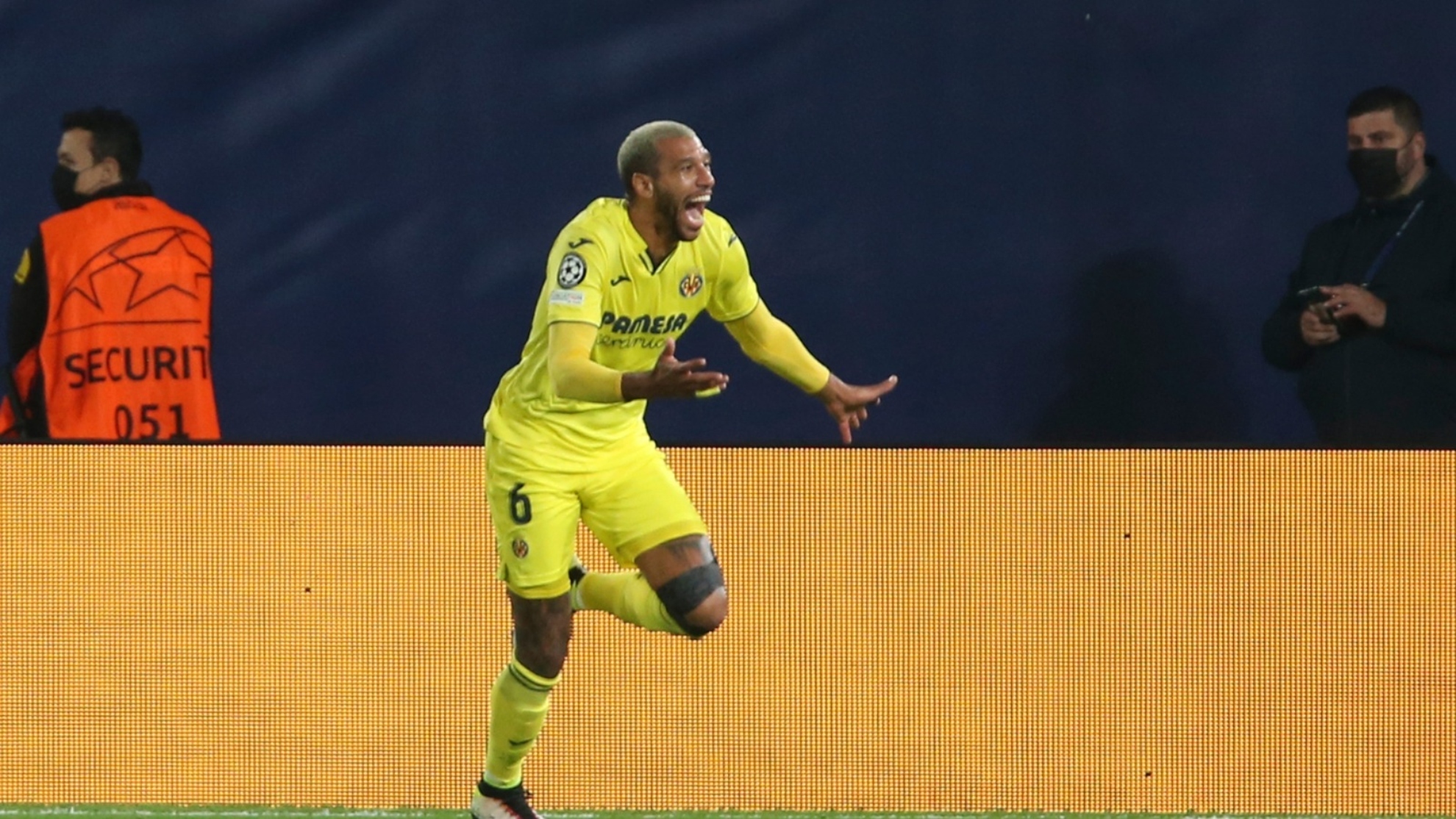 Danjuma celebra el primer gol del Villarreal ante el Young Boys.