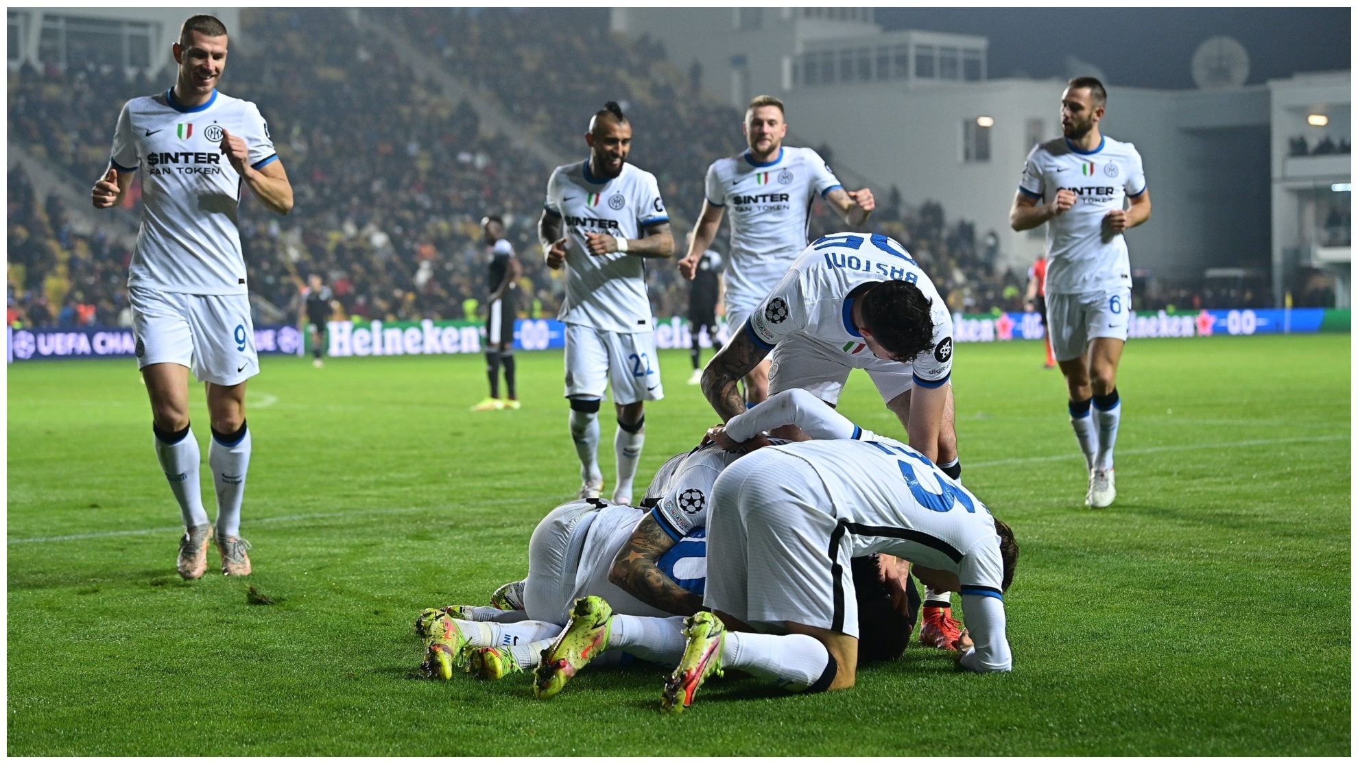 Los jugadores del Inter celebran el tanto de Brozovic.