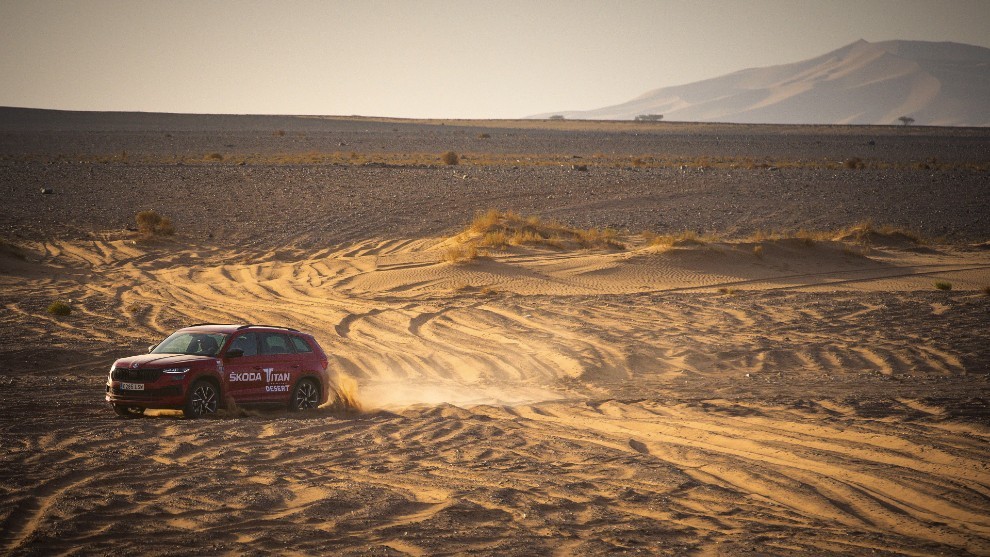 El Enyaq, surcando las pistas marroquíes con arrojo pese a ser un dos ruedas motrices.