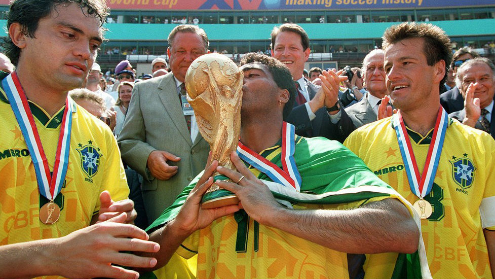 Romario besando la Copa del Mundo de 1994.