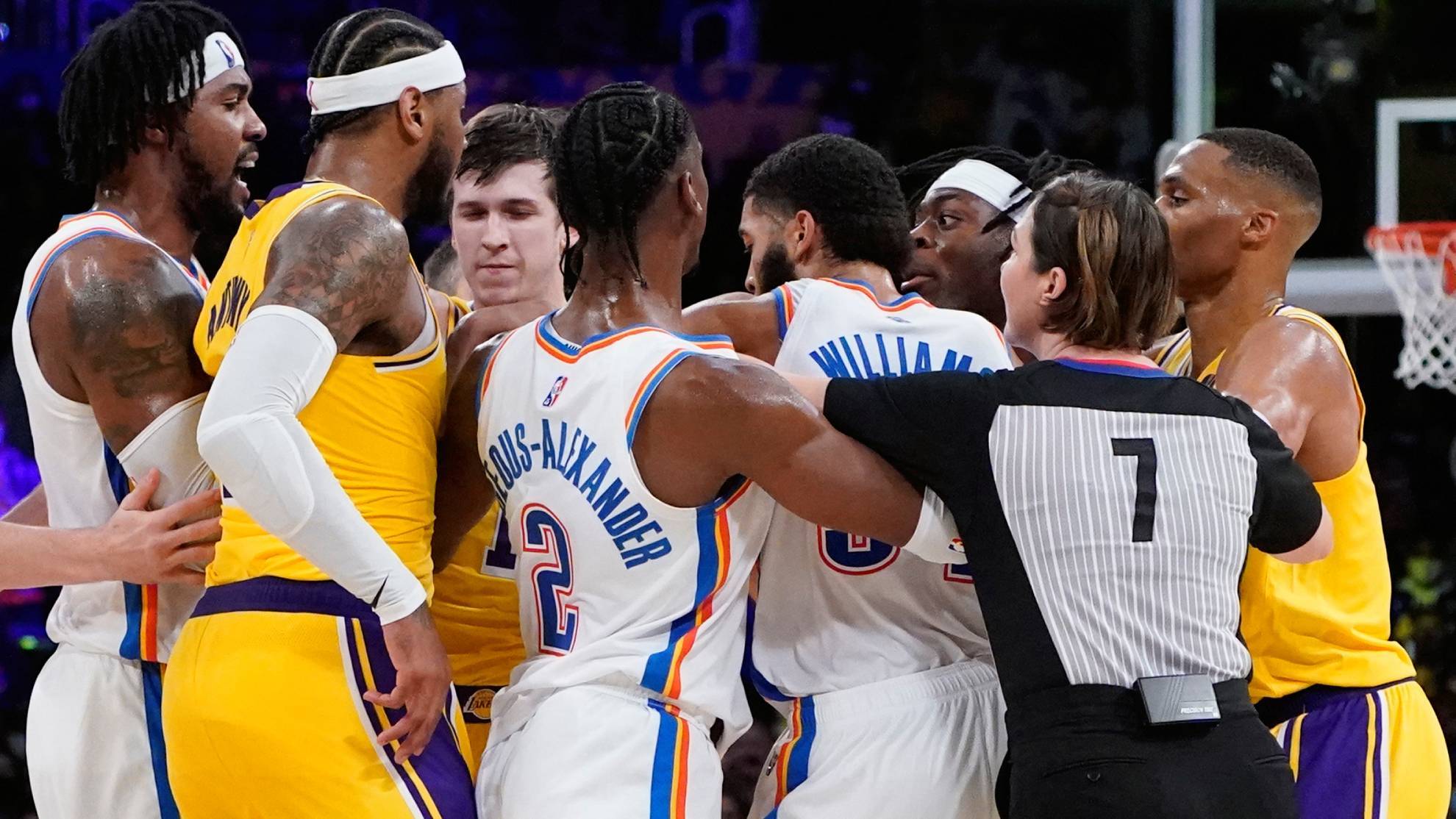 Los jugadores de los Thunder y de los Lakers enganchados en una tangana