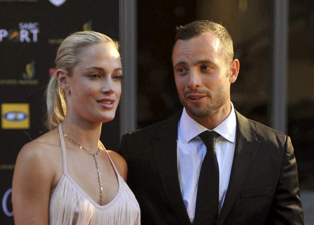 Reeva Steenkamp, la novia de Pistorius, junto a él.
