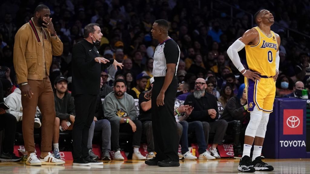 Russell Westbrook se toma un respiro ante la mirada de LeBron James.