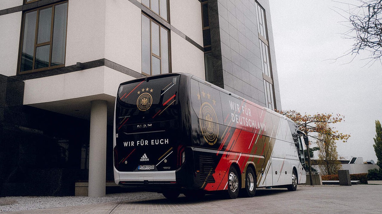 El autobús de la selección de Alemania, en la puerta del hotel de concentración.