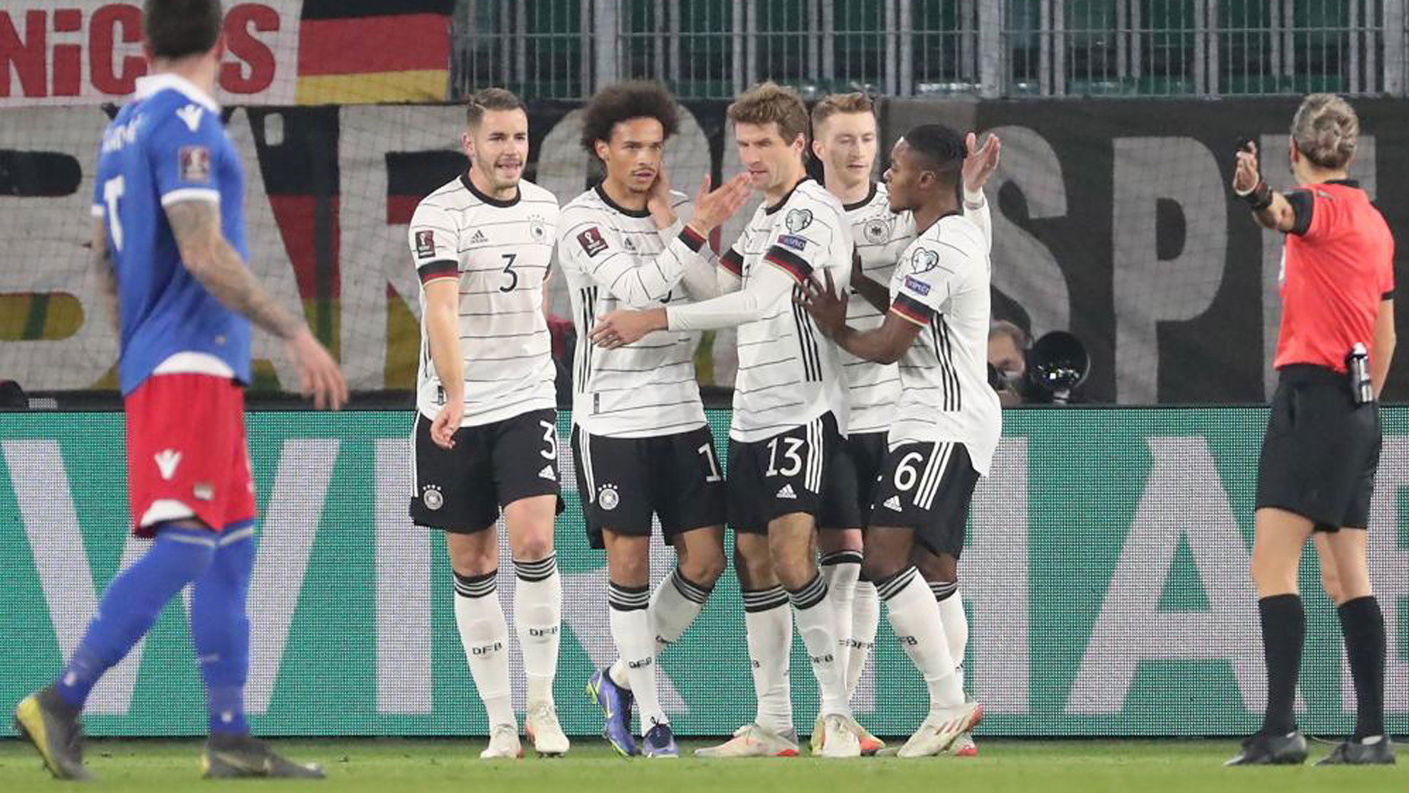 Los jugadores de Alemania celebran uno de los goles de Sané.