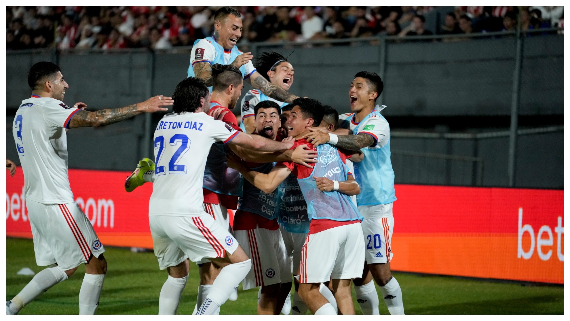 Los jugadores chilenos celebran el tanto anotado en propia puerta por el meta paraguayo.