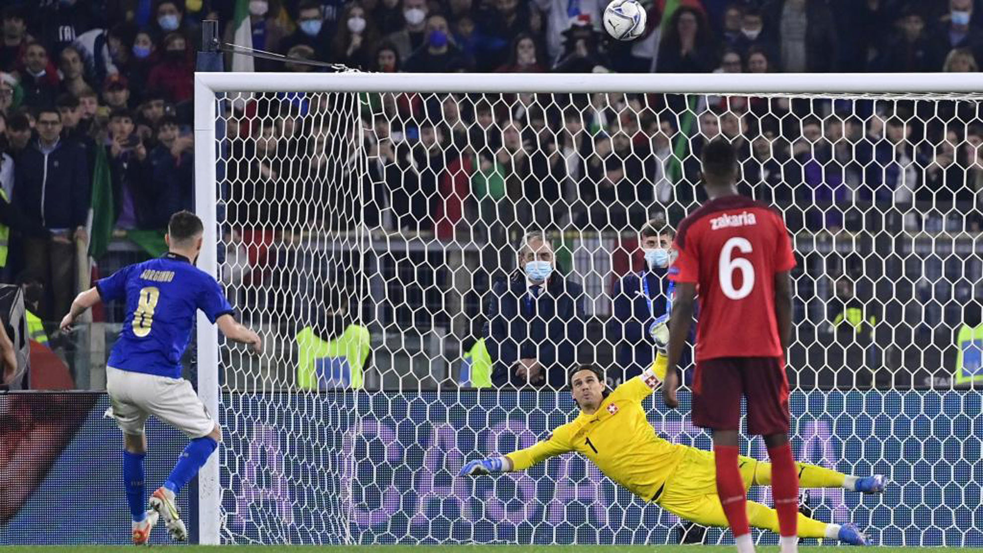 Jorginho falla su penalti ante Suiza.