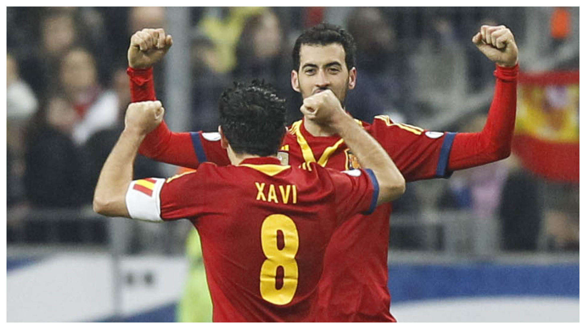 Xavi y Busquets celebran el triunfo de España en París en 2013.