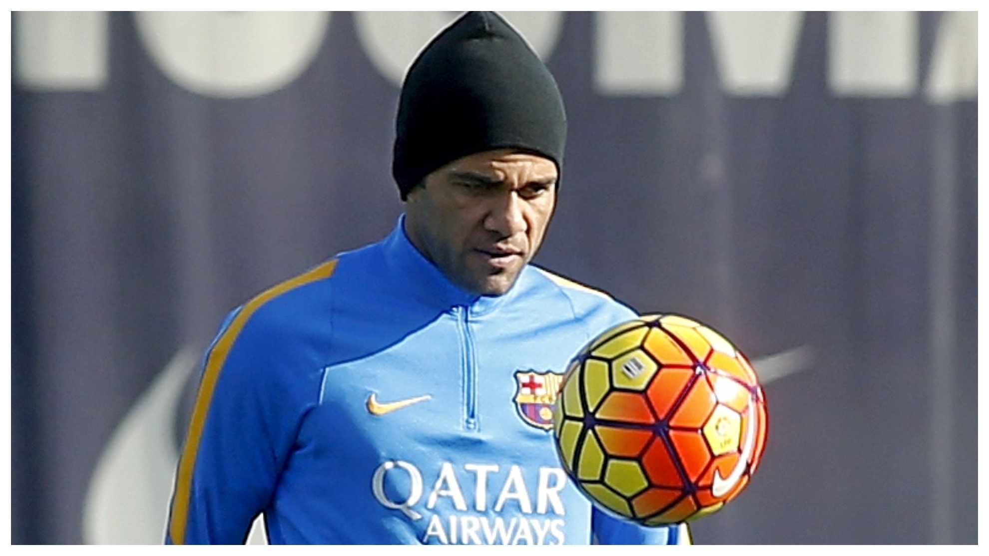 Dani Alves, en un entrenamiento con el Barcelona.
