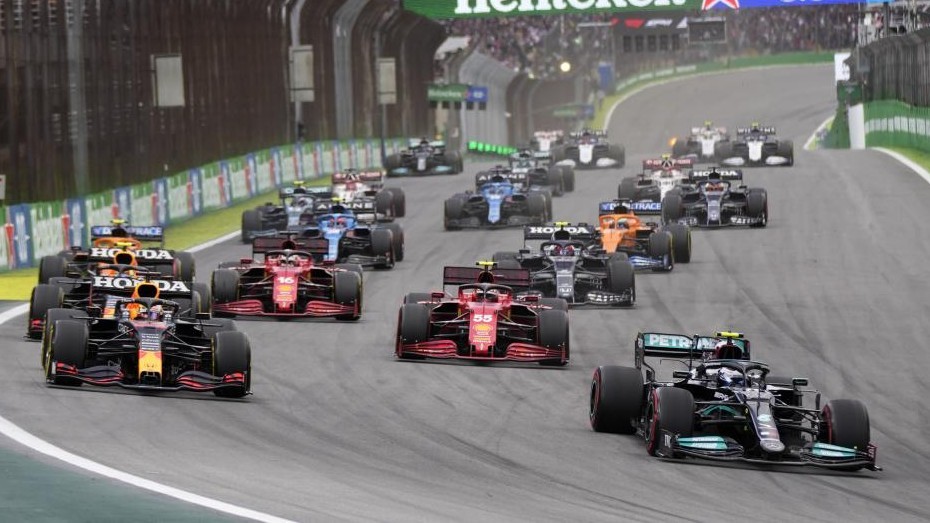 Bottas, por delante de Verstappen y Sainz, en la salida del Sprint del GP de Brasil.