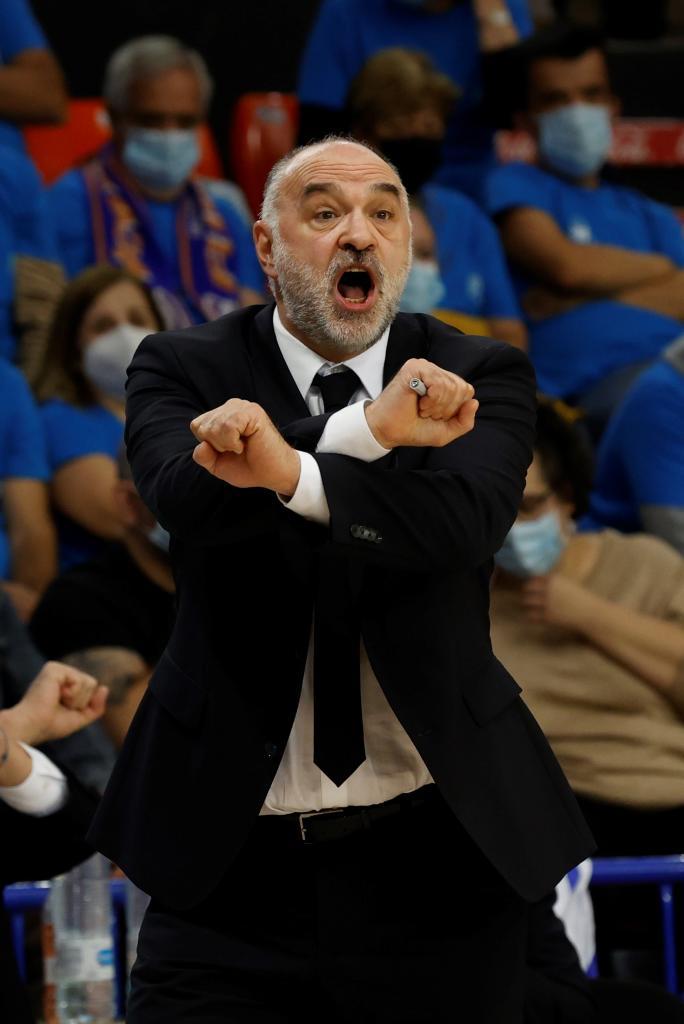 Laso gives instructions to his players during the match against Fuenlabrada.