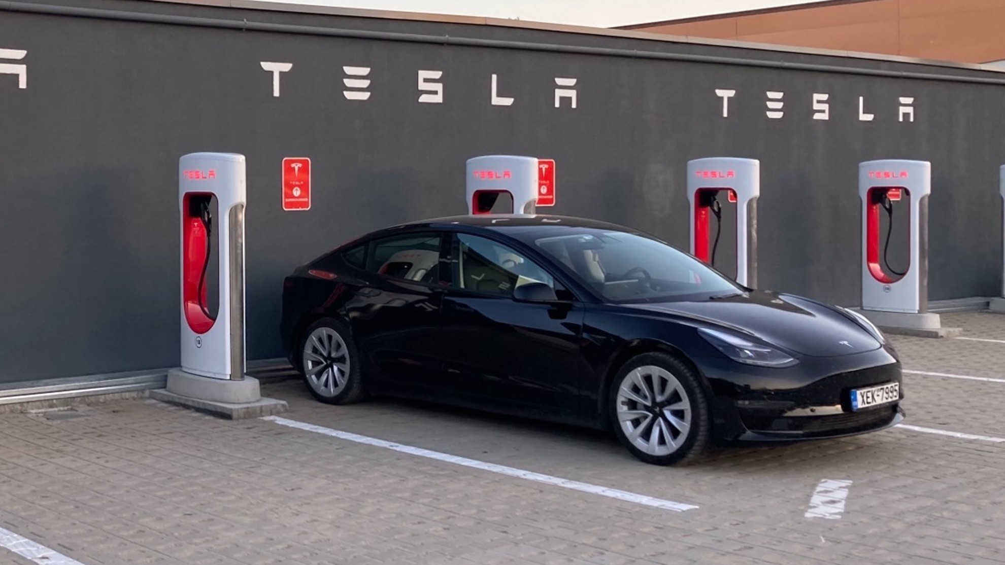 Tesla - 30.000 superchargers - supercargadores - red de recarga - Elon Musk