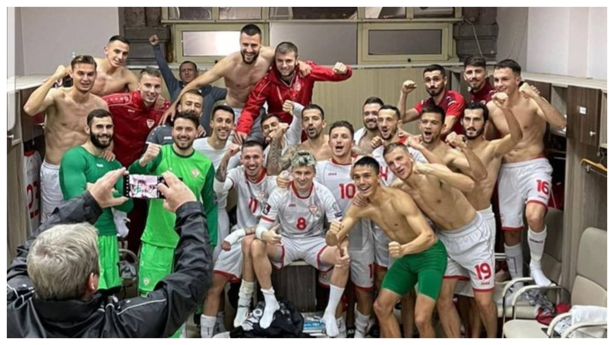 Celebración en el vestuario de la selección de Macedonia.